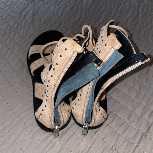 Kendall and Kylie Sandals - Picture 2 of 3